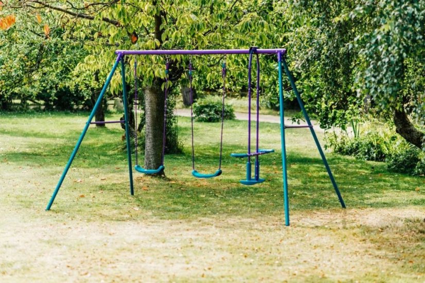 Set Plum tří houpaček s kovovou konstrukcí